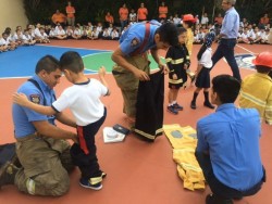 Bomberos voluntarios acuden a escuelas.