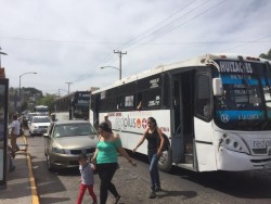 Urgente que por la calle Andrade se coloquen reductores de velocidad