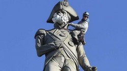 Activistas de Greenpeace escalan estatuas en Londres; arrestan a cuatro