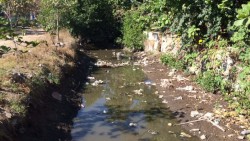 Basura y muebles en el canal pluvial de la Colonia Azteca.