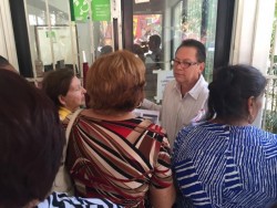 Beneficiarios del Programa 65 y más se aglutinan en las oficinas de SEDESOL