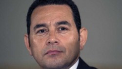 Presidente de Guatemala bromea y ofrece 'mano barata' para muro de Trump