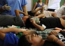 300 niños son circuncidados en un colegio de Filipinas para marcar su paso a la vida adulta