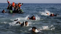Ministra noruega salta al mar para sentirse como refugiada