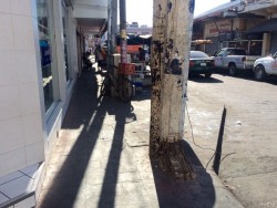 Poste deteriorado es un peligro en el centro de la ciudad.