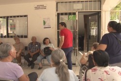Luego de desordenes y largas filas de espera de personas de la tercera edad.