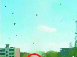 Un vídeo capta el momento en el que una niña sale volando por un tornado