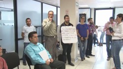 ciudadano protesta en sesion del iees, a favor de Frías Castro