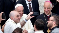La felicidad no es una app: Papa Francisco