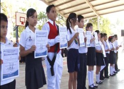 Autoridades municipales presiden lunes cívico en escuela "José Guevara Aguirre"