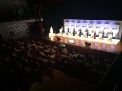 Periodistas entran al recinto donde se desarrolla el Debate