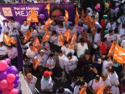 Entre porras, música y banderas se realiza el primer debate de candidatos.
