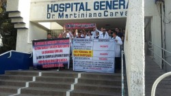 Se manifiestan empleados del Hospital General.
