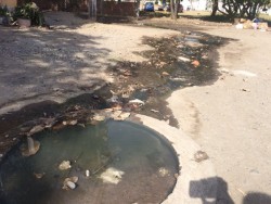 Se rebosa el drenaje en la Colonia Lico velarde.
