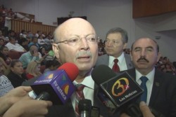 Carentes de propuestas, el debate entre los candidatos , asegura el rector