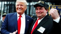 Hombre que subió a estrado con Trump es un criminal convicto