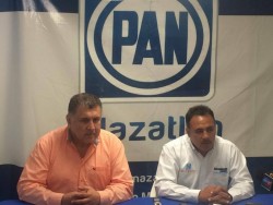 Salvador García denuncia que partidos políticos le están retirando su propaganda