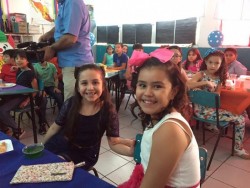 Felices los niños y niñas en la fiesta en su honor