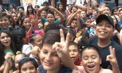 Festejo adelantado a niños en escuelas.