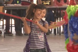 Niños y niñas hijos de jornaleros agrícolas festejan su día.