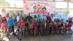 Con  rifa de bicicletas, celebran el día del niño en la escuela Jaime Nunó