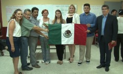 Abanderan delegación de estudiantes que participarán en Feria de ciencias Europea.