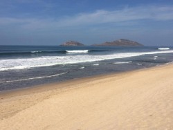Al pendiente salvavidas por mar de fondo