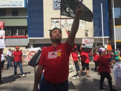 Manifestaciones y aplausos en desfile del Día del Trabajo.