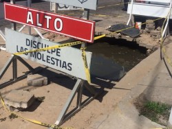Hoyo lleno de drenaje es un riesgo en Lomas de Mazatlán .