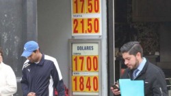 Continúa a la baja, dólar cierra en $17.50