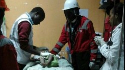 Rescatan a bebé entre escombros de edificio derrumbado