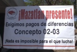 Se manifiestan maestros jubilados afuera de la clínica del ISSSTE de Mazatlán