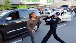 La épica pelea entre un borracho excampeón de lucha y 7 policías