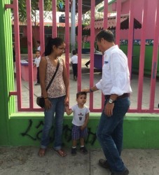 Salvador Reynosa al pendiente de las necesidades de los planteles educativos