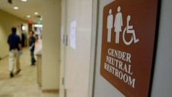 Exigen a Carolina del Norte permitir sanitarios a transexuales