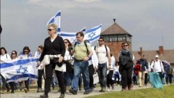 Miles marchan en Auschwitz en recuerdo de víctimas del Holocausto
