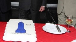 Le parten pastel a la Torre Latinoamericana por sus 60 años