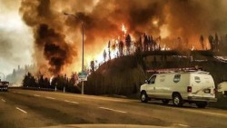 Amplían evacuación en el noroeste de Canadá por incendio forestal