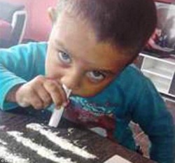 Escándalo por una foto de un niño de 3 años que simula inhalar cocaína