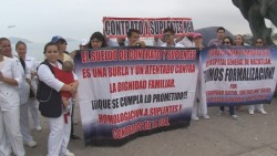 Se manifiestan empleados del Hospital General en el Monumento al Pescador.