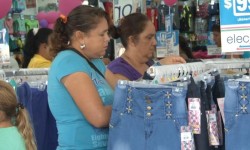 Adelantan compras de regalos para mamá.