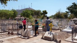 Visitan panteones por el dia de las madres