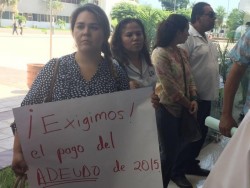 Exigen profesores pago de sueldo, les adeuda desde hace 5 meses