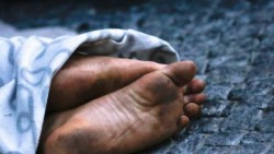 Migrante muere tras lanzarse de poste