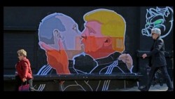 Putin y Trump protagonizan beso en un grafiti