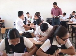 Maestros esperan el pago de sus quincenas pendientes en la Secundaria de la colonia Valles del Ejido.
