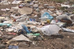 Boulevard Virreyes en Cañadas lleno de basura
