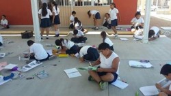 Fuera de sus aulas y en el piso reciben educación alumnos