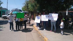 Madres de familia toman plantel en demanda de pago de maestra