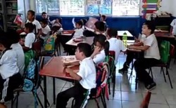 Otra primaria sin luz, los niños resienten el calor.